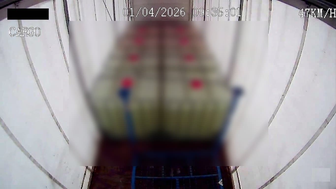 IBC containers in transit — 47 km/h