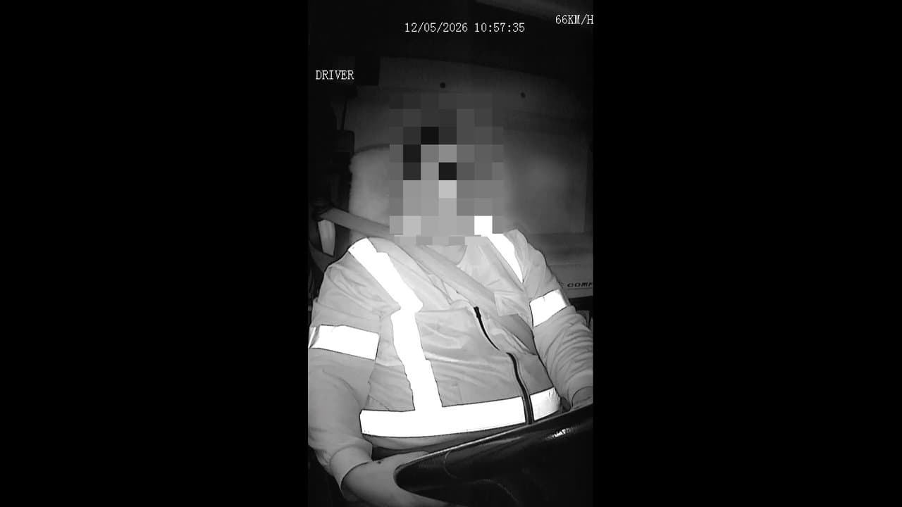 AI SmartView — infrared eye tracking active, 66 km/h